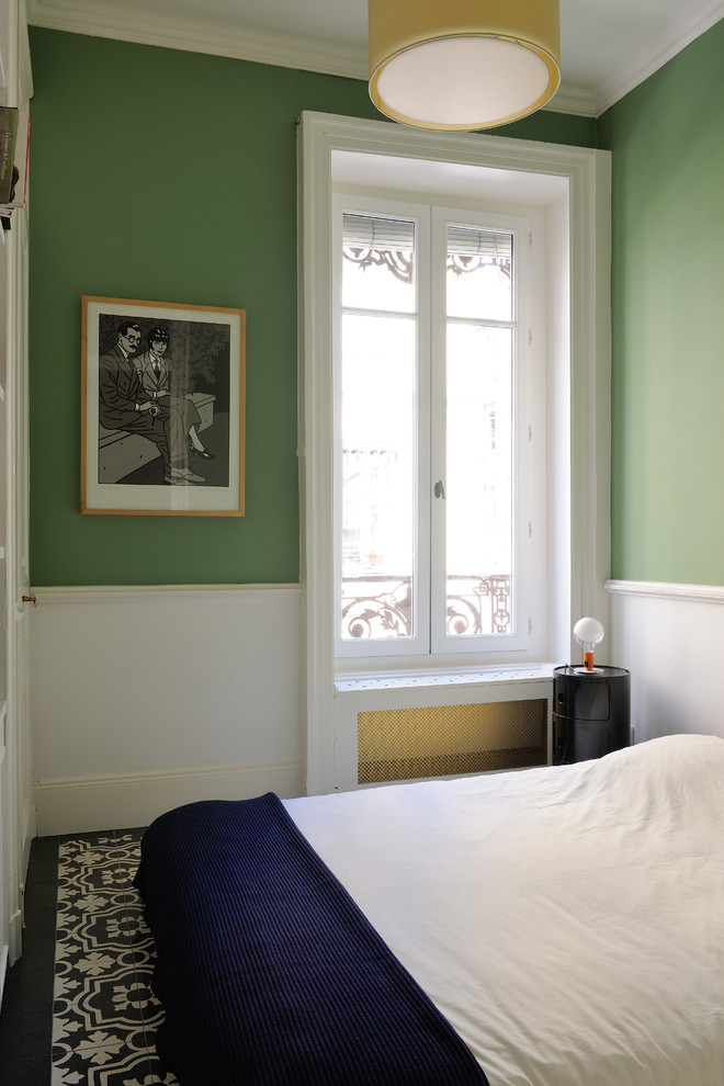 Идея дизайна: маленькая хозяйская спальня в стиле неоклассика (современная классика) с зелеными стенами и полом из керамической плитки без камина для на участке и в саду