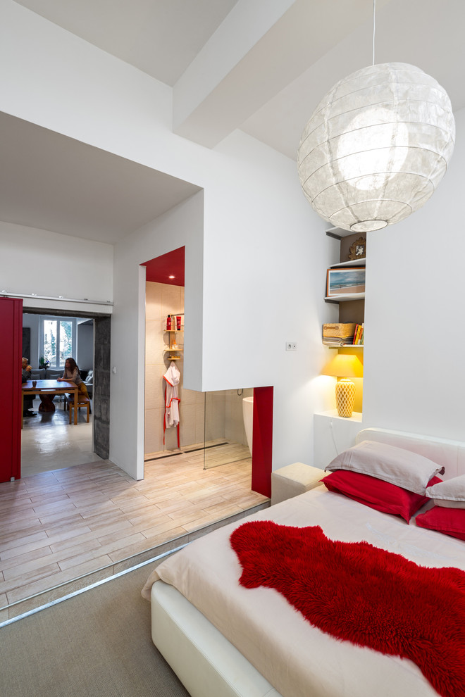 Bedroom - contemporary bedroom idea in Clermont-Ferrand