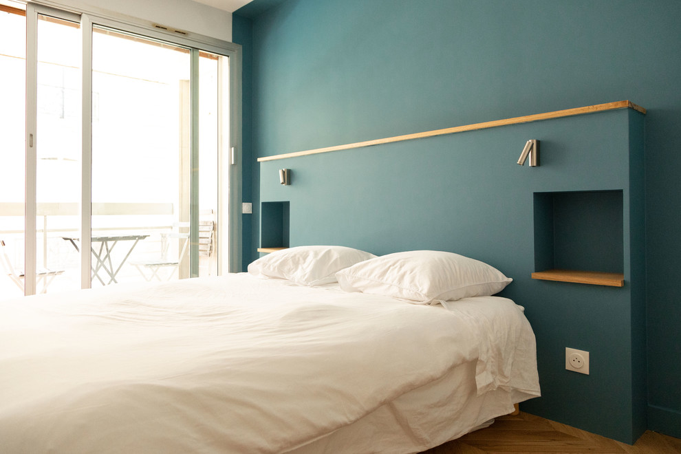 Mittelgroßes Modernes Hauptschlafzimmer ohne Kamin mit blauer Wandfarbe, braunem Holzboden und braunem Boden in Sonstige