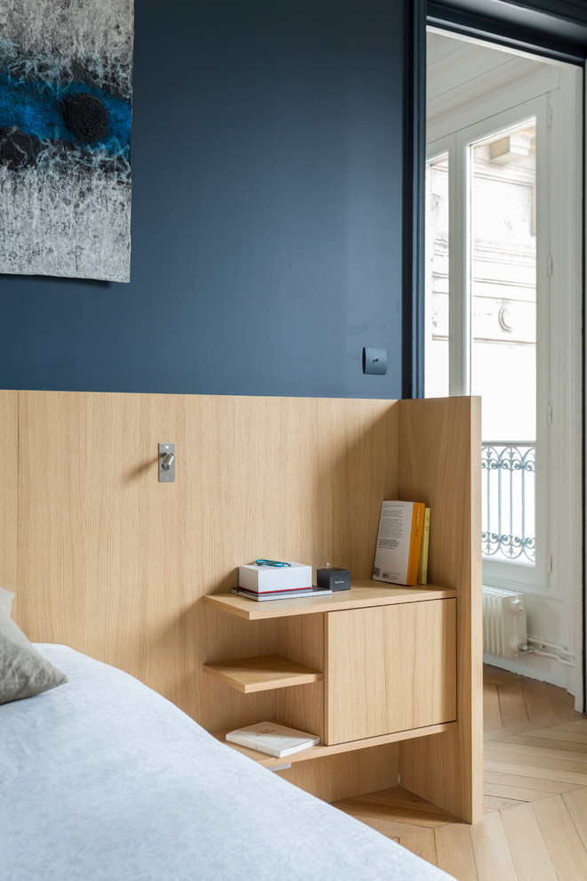 Trendy bedroom photo in Paris