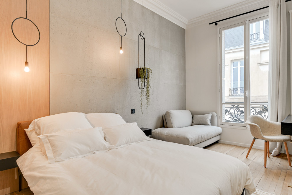 パリにあるコンテンポラリースタイルのおしゃれな寝室 (淡色無垢フローリング、ベージュの床) のインテリア