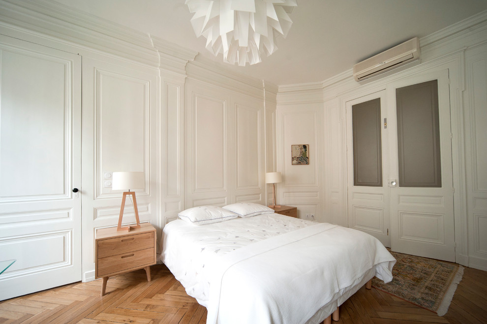 Design ideas for a scandi bedroom in Lyon with white walls and light hardwood flooring.