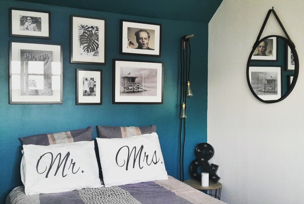 На фото: хозяйская спальня среднего размера в стиле лофт с синими стенами, светлым паркетным полом и коричневым полом без камина с