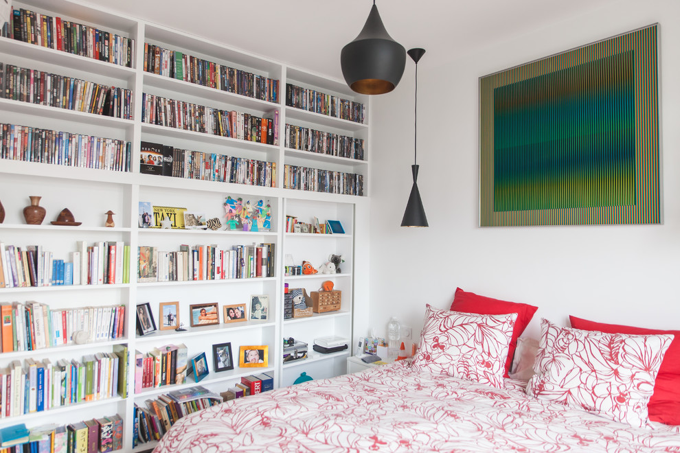 Стильный дизайн: спальня в стиле неоклассика (современная классика) с белыми стенами - последний тренд