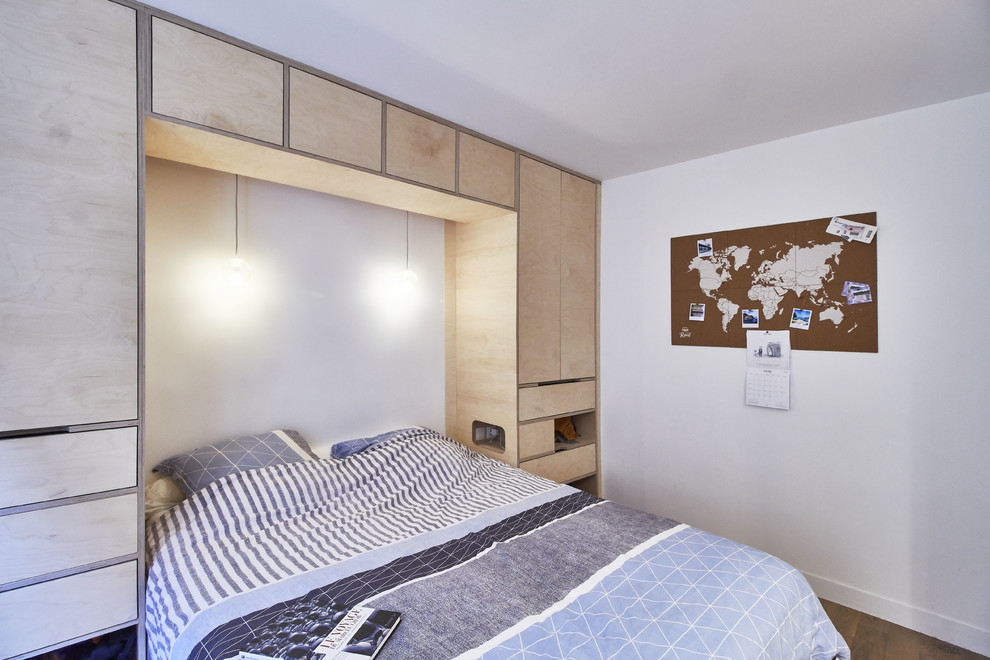 Стильный дизайн: маленькая хозяйская спальня в скандинавском стиле с белыми стенами и светлым паркетным полом без камина для на участке и в саду - последний тренд