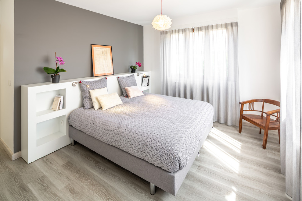 Immagine di una camera matrimoniale minimal di medie dimensioni con pareti bianche, parquet chiaro e pavimento beige