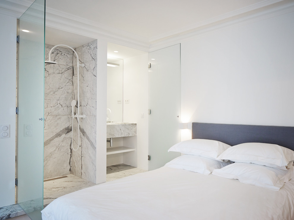 パリにある中くらいなコンテンポラリースタイルのおしゃれな客用寝室 (白い壁、暖炉なし) のインテリア