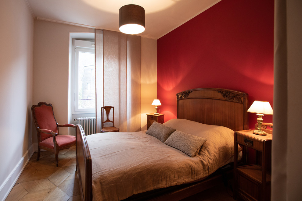 Источник вдохновения для домашнего уюта: хозяйская спальня среднего размера в классическом стиле с красными стенами, паркетным полом среднего тона и коричневым полом без камина