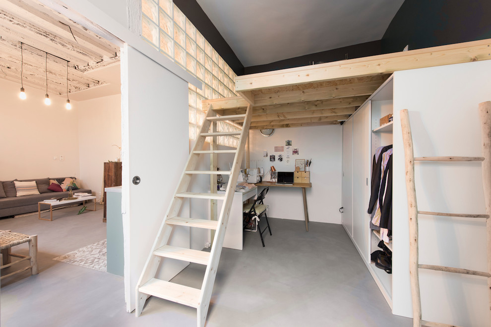 Ejemplo de dormitorio tipo loft contemporáneo pequeño con paredes negras, suelo de madera clara y suelo beige