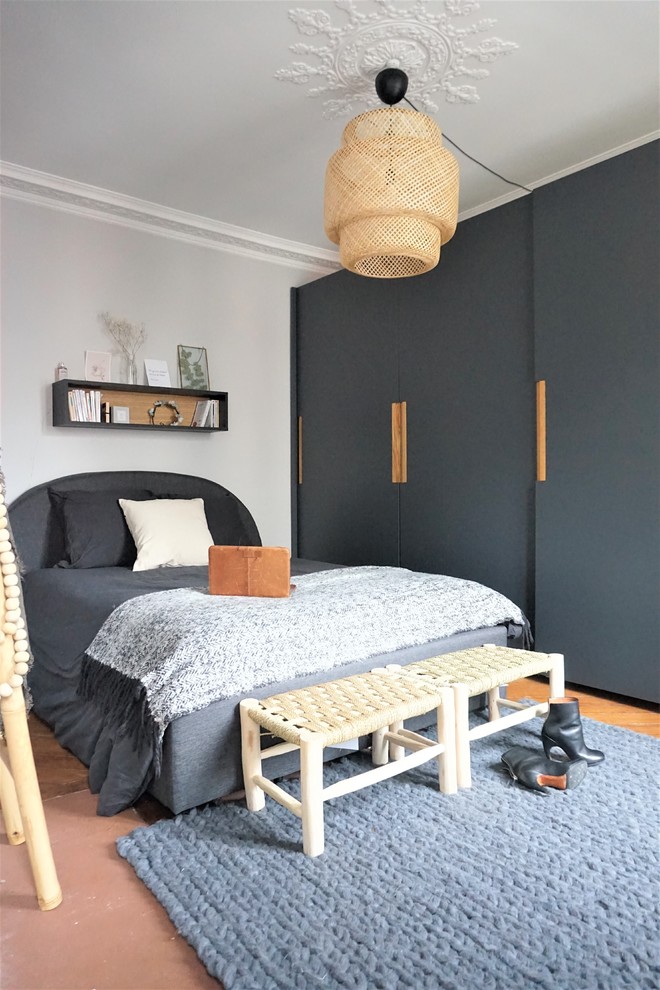 パリにあるコンテンポラリースタイルのおしゃれな寝室 (白い壁、無垢フローリング、茶色い床) のレイアウト