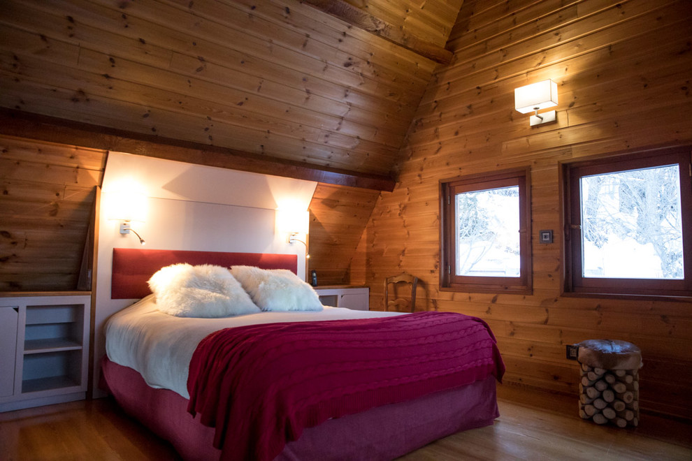 Diseño de habitación de invitados rural pequeña sin chimenea con paredes beige, suelo de baldosas de cerámica y suelo gris
