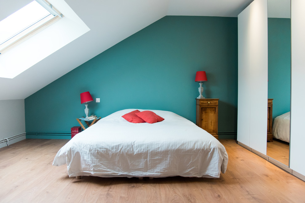 Diseño de dormitorio principal actual de tamaño medio con paredes azules y suelo de madera en tonos medios