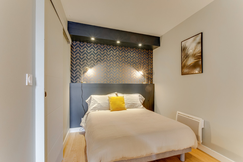 Idée de décoration pour une petite chambre design avec un mur orange et parquet clair.
