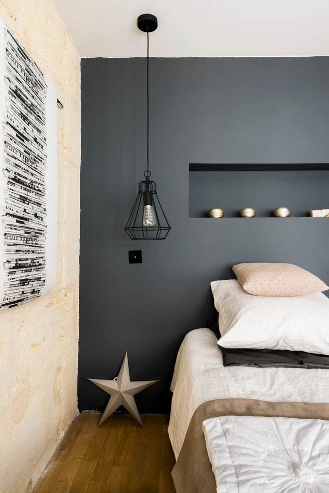 Inspiration för ett mellanstort minimalistiskt huvudsovrum, med blå väggar och ljust trägolv