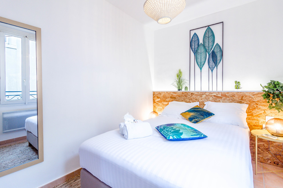 Kleines Modernes Hauptschlafzimmer mit weißer Wandfarbe, Linoleum und grauem Boden in Marseille