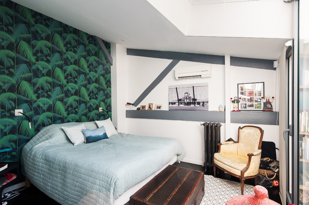 Idee per una camera matrimoniale eclettica di medie dimensioni con pavimento con piastrelle in ceramica, pavimento nero e pareti verdi