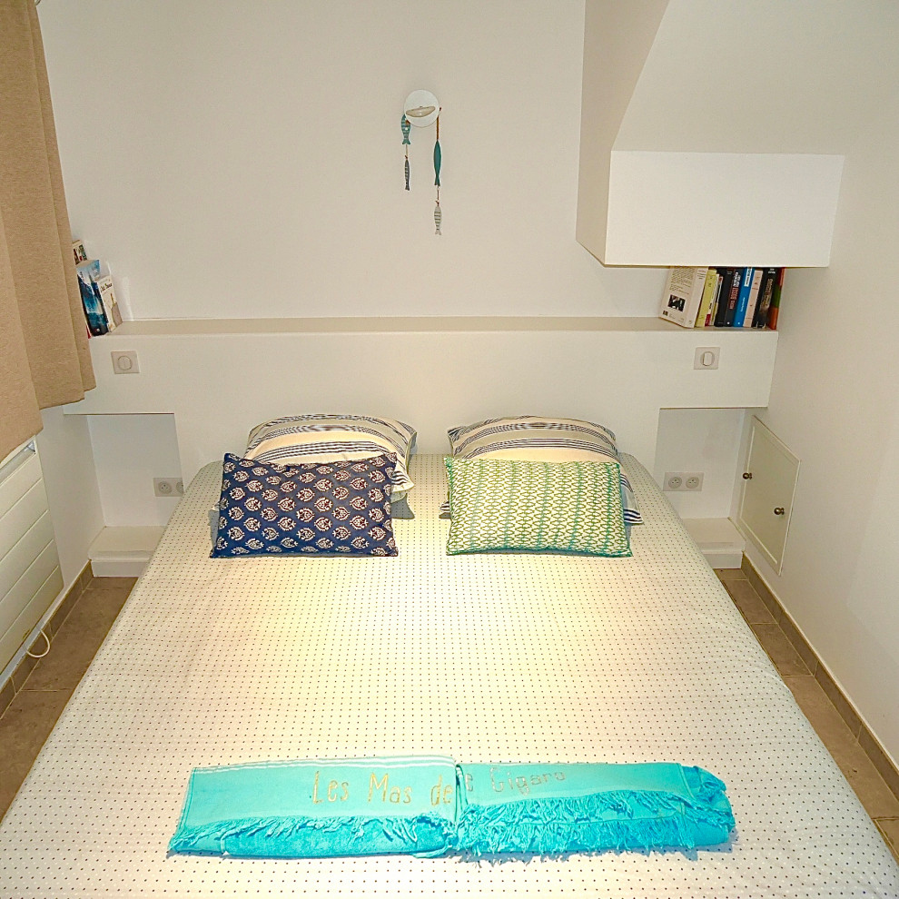 Источник вдохновения для домашнего уюта: хозяйская спальня среднего размера в современном стиле с белыми стенами, полом из травертина и бежевым полом