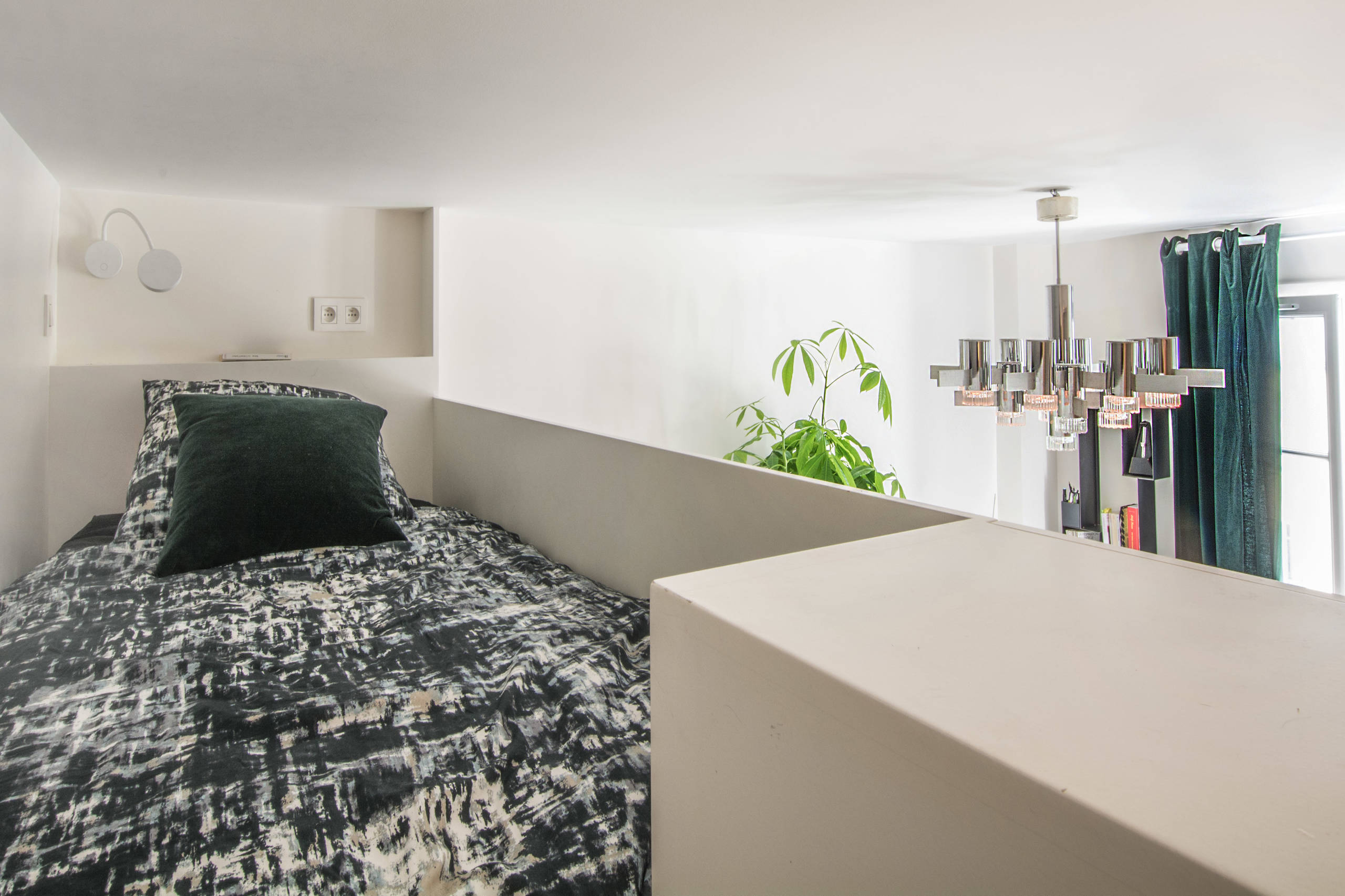 Mini Apartment In Paris Geschlafen Wird Auf Dem Einbauschrank