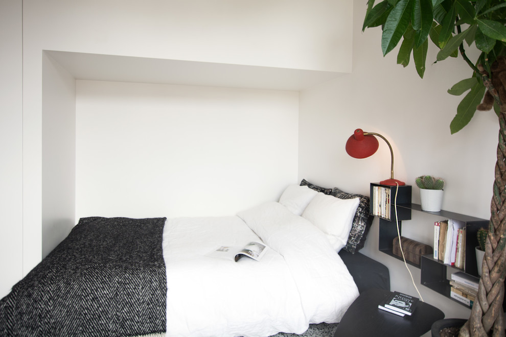 パリにある小さなコンテンポラリースタイルのおしゃれな寝室 (白い壁) のレイアウト