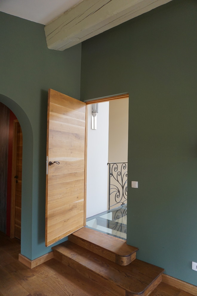 Источник вдохновения для домашнего уюта: большая хозяйская спальня в стиле неоклассика (современная классика) с зелеными стенами и светлым паркетным полом