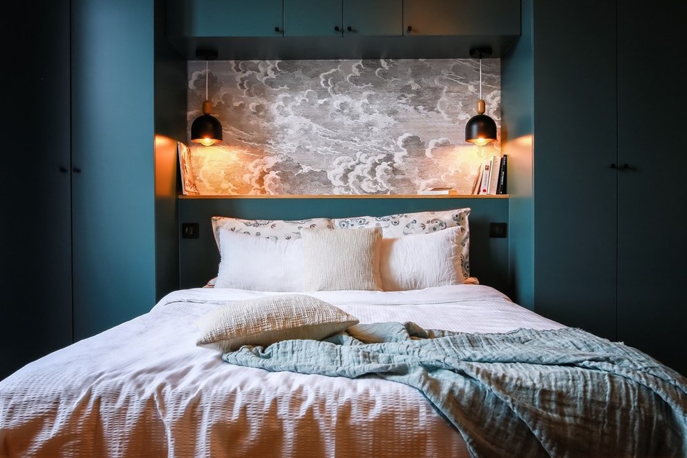 Пример оригинального дизайна: большая хозяйская спальня в современном стиле с серыми стенами, светлым паркетным полом, угловым камином, фасадом камина из камня и коричневым полом