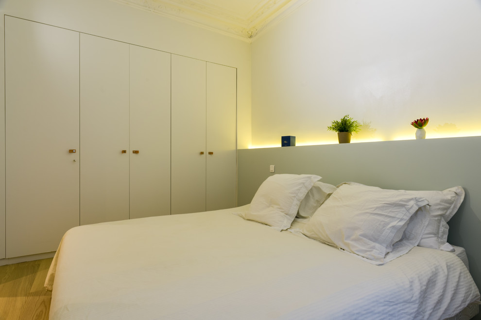 Пример оригинального дизайна: хозяйская спальня среднего размера в современном стиле с серыми стенами, светлым паркетным полом и бежевым полом без камина