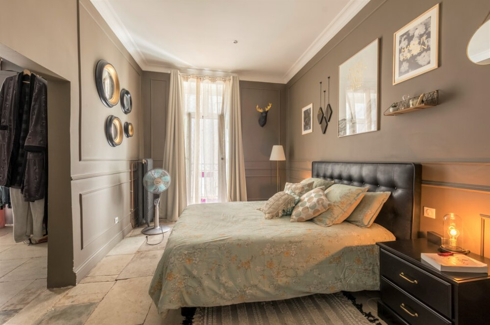 Свежая идея для дизайна: большая хозяйская спальня в стиле шебби-шик с серыми стенами и серым полом - отличное фото интерьера