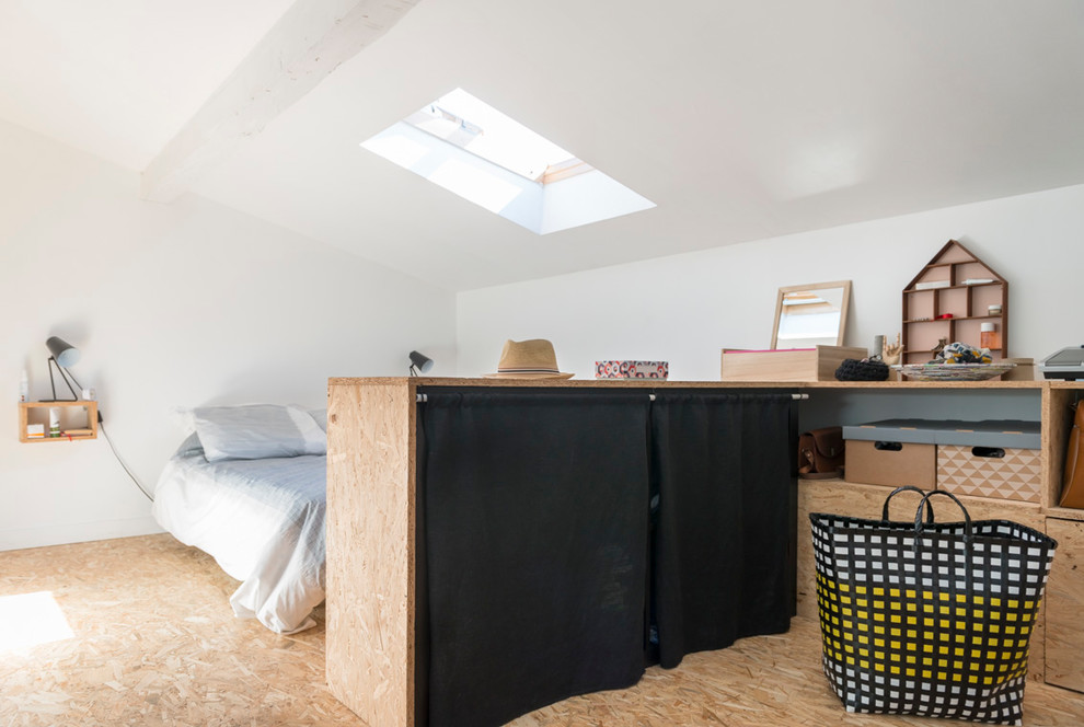 Ejemplo de dormitorio blanco y madera escandinavo con paredes blancas, suelo de contrachapado y suelo beige