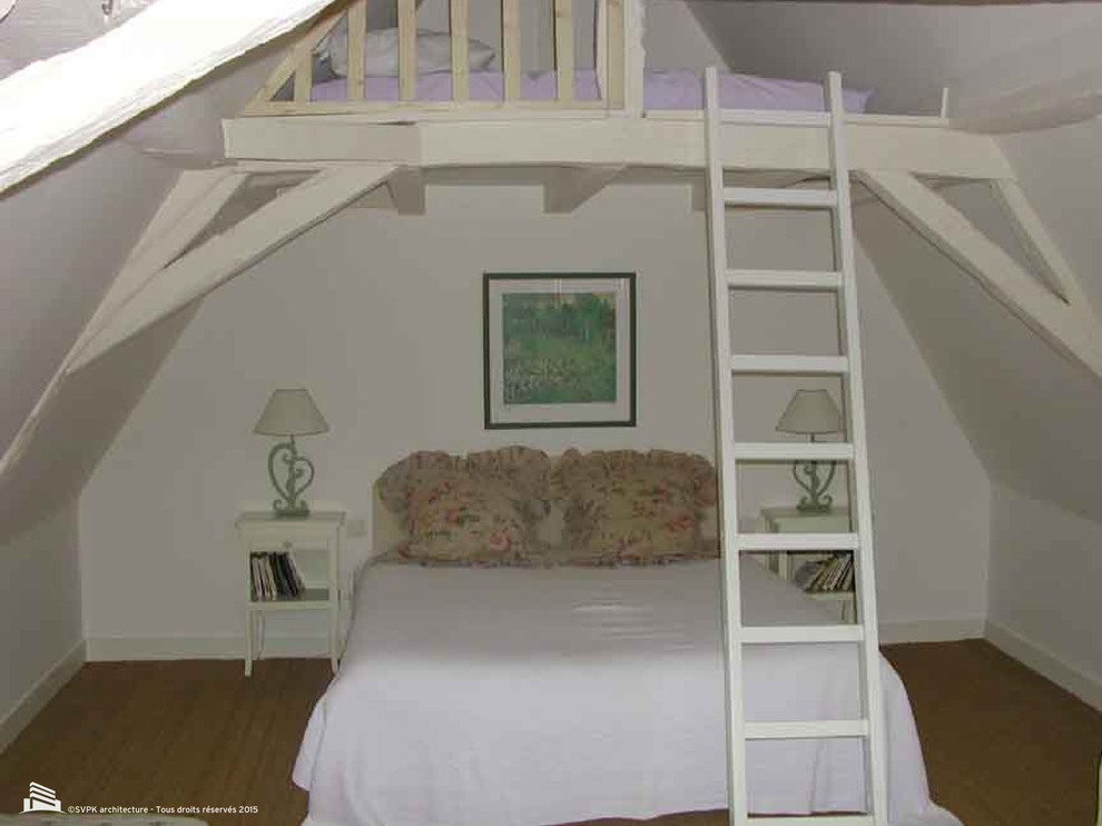 Modelo de dormitorio tipo loft de estilo de casa de campo grande