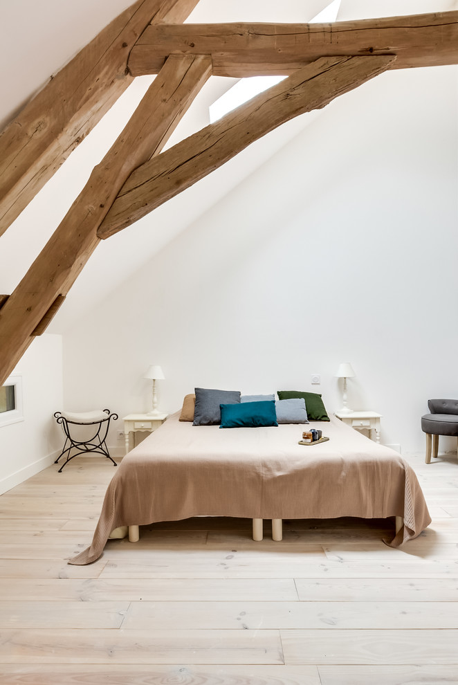 На фото: большая хозяйская спальня в скандинавском стиле с белыми стенами, светлым паркетным полом и белым полом с