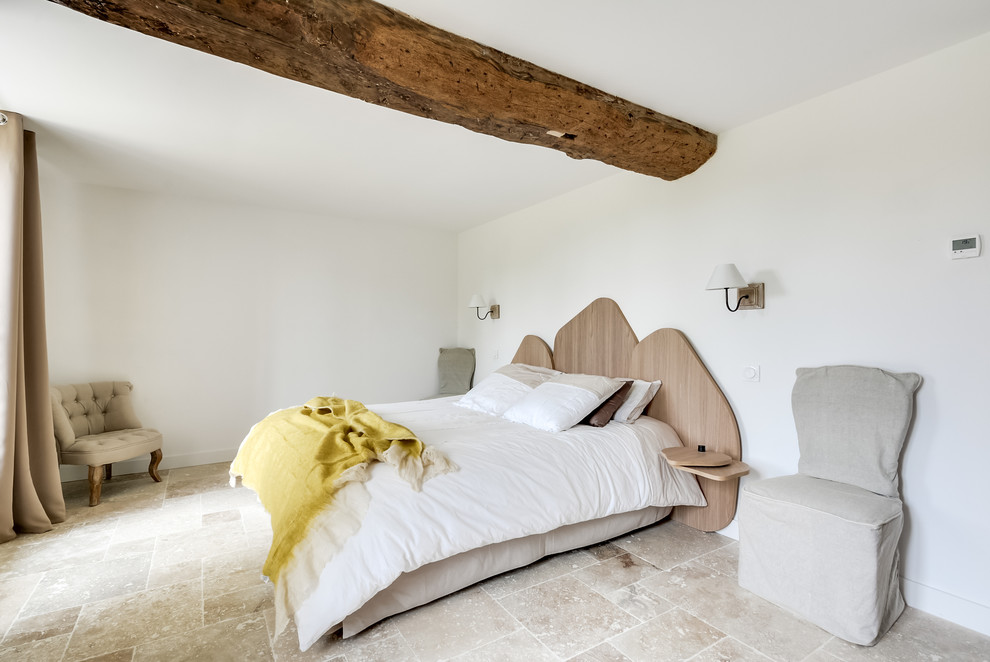 Diseño de dormitorio principal y blanco y madera escandinavo grande con paredes blancas, suelo de mármol y suelo beige