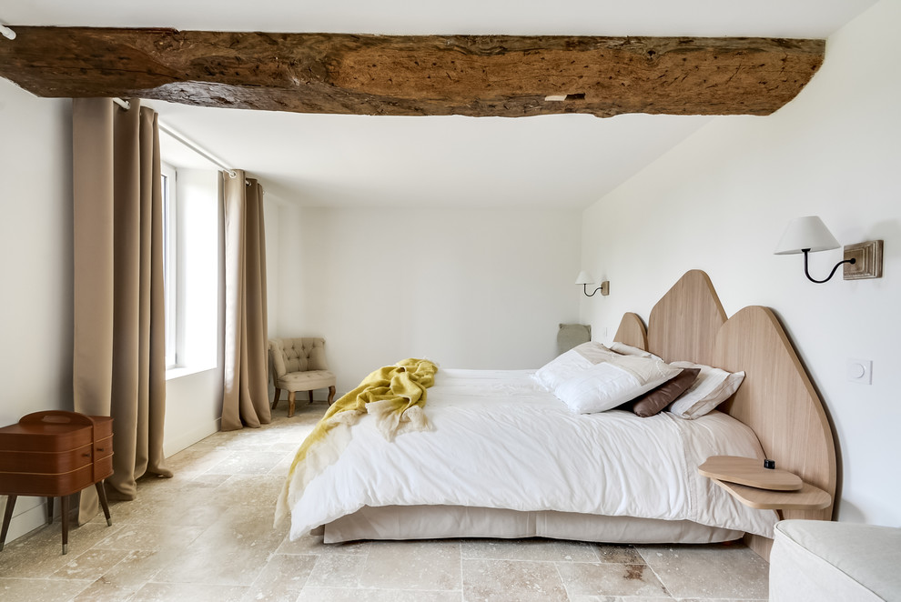 Идея дизайна: большая хозяйская спальня в стиле фьюжн с белыми стенами, мраморным полом и бежевым полом