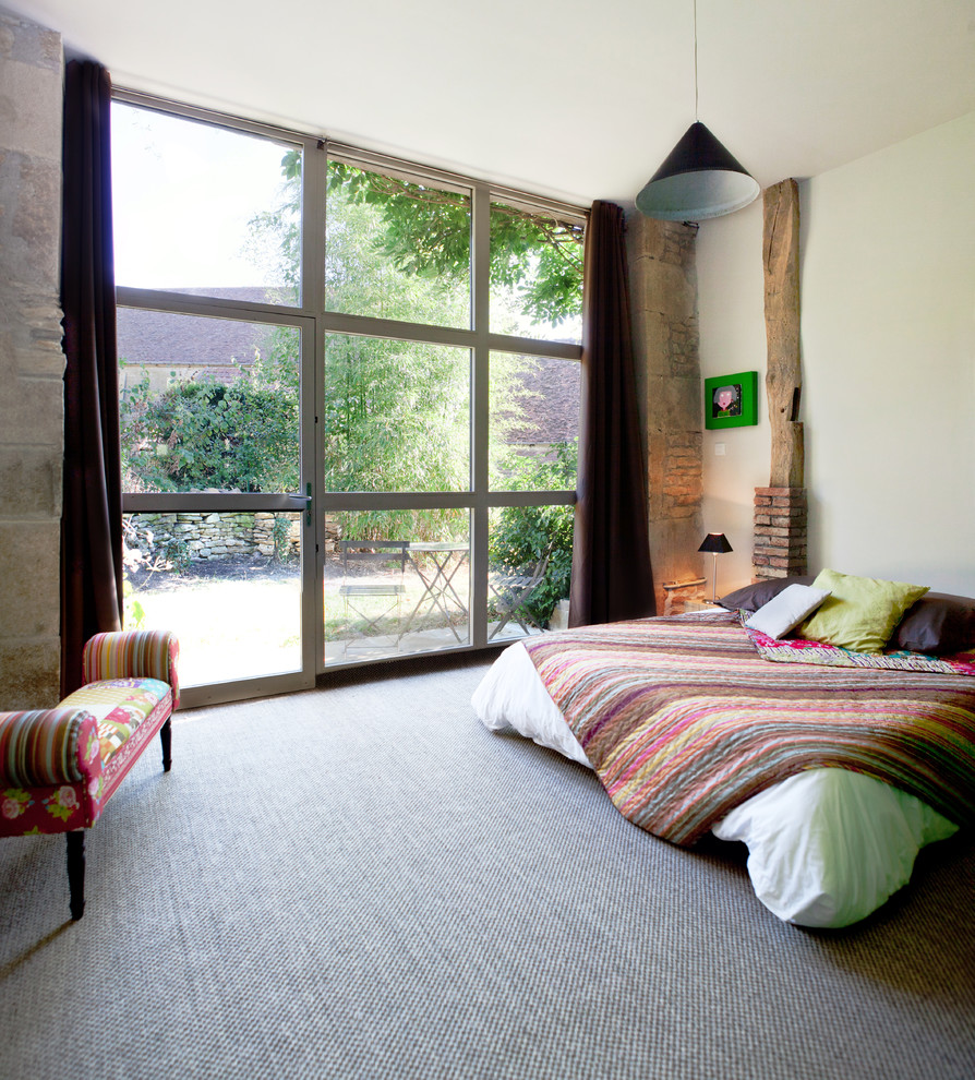 Foto di una camera da letto boho chic di medie dimensioni con pareti gialle