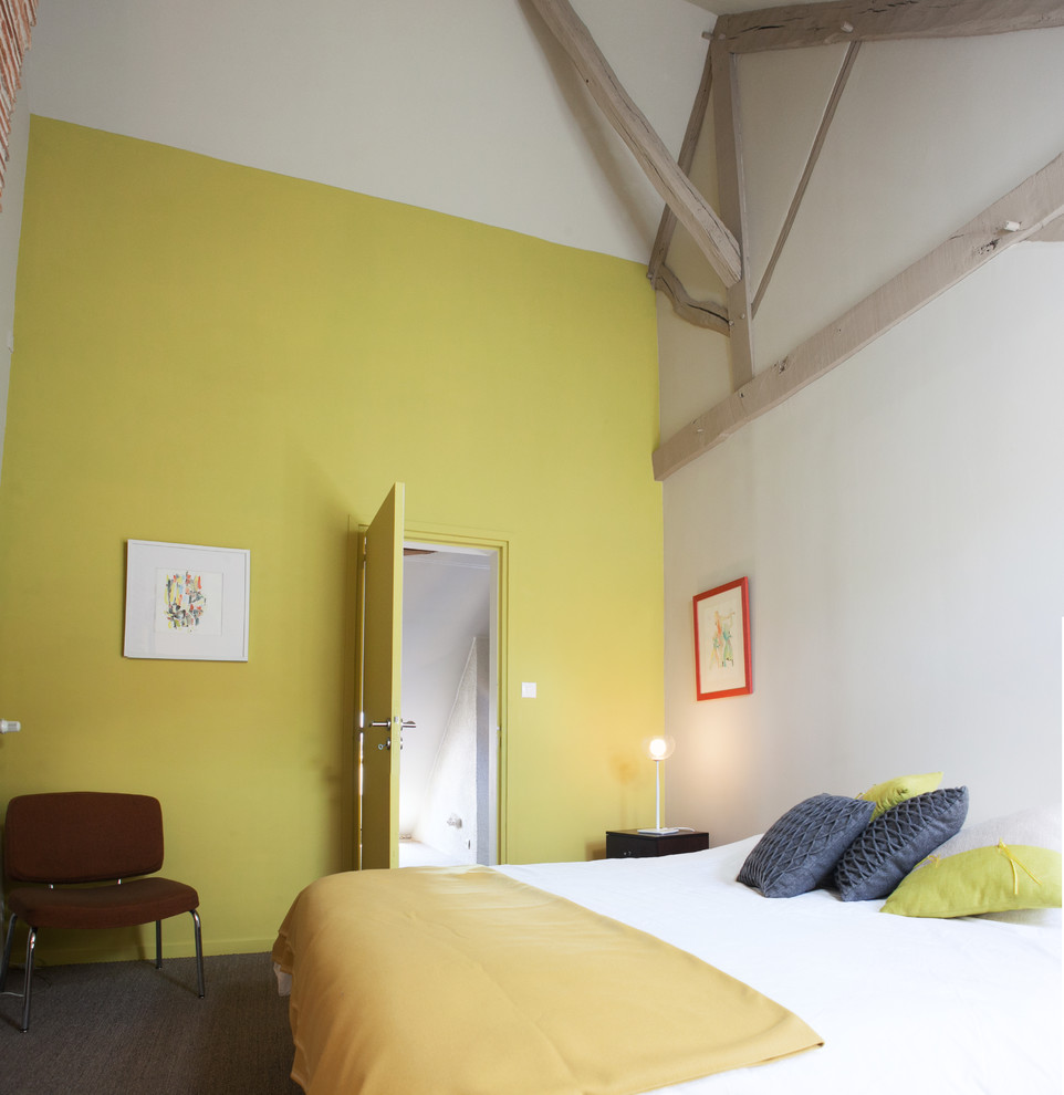Imagen de habitación de invitados bohemia de tamaño medio con paredes amarillas