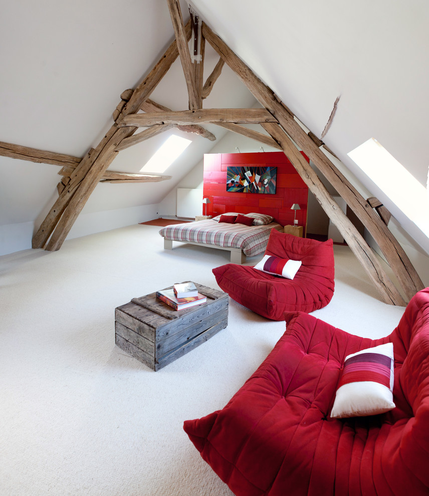 Imagen de dormitorio minimalista de tamaño medio con paredes blancas