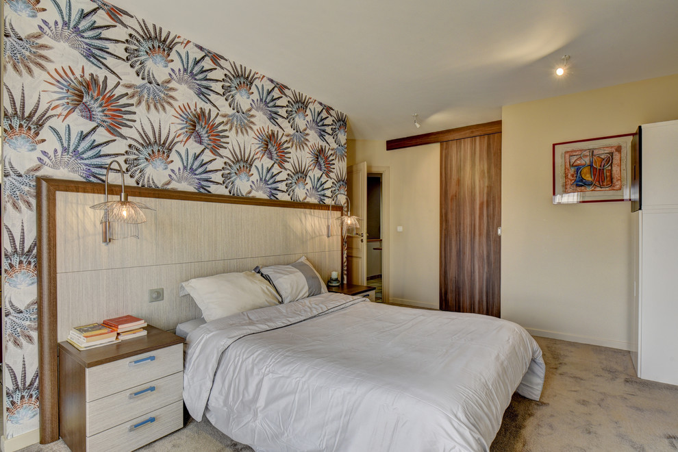 Стильный дизайн: большая хозяйская спальня в современном стиле с бежевыми стенами, ковровым покрытием и бежевым полом без камина - последний тренд
