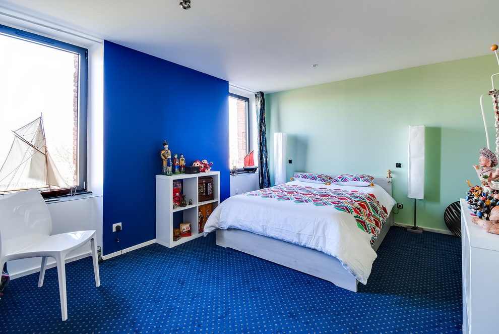Immagine di una camera matrimoniale di medie dimensioni con pareti blu, moquette, nessun camino e pavimento blu