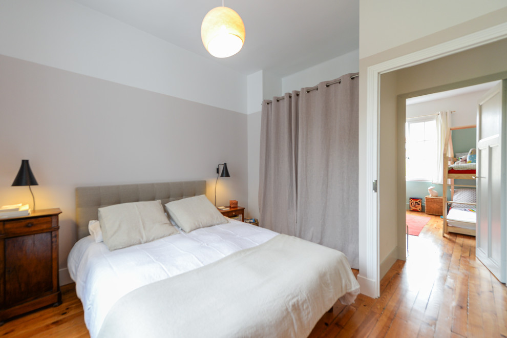 Свежая идея для дизайна: хозяйская спальня среднего размера в современном стиле с розовыми стенами, темным паркетным полом и коричневым полом - отличное фото интерьера