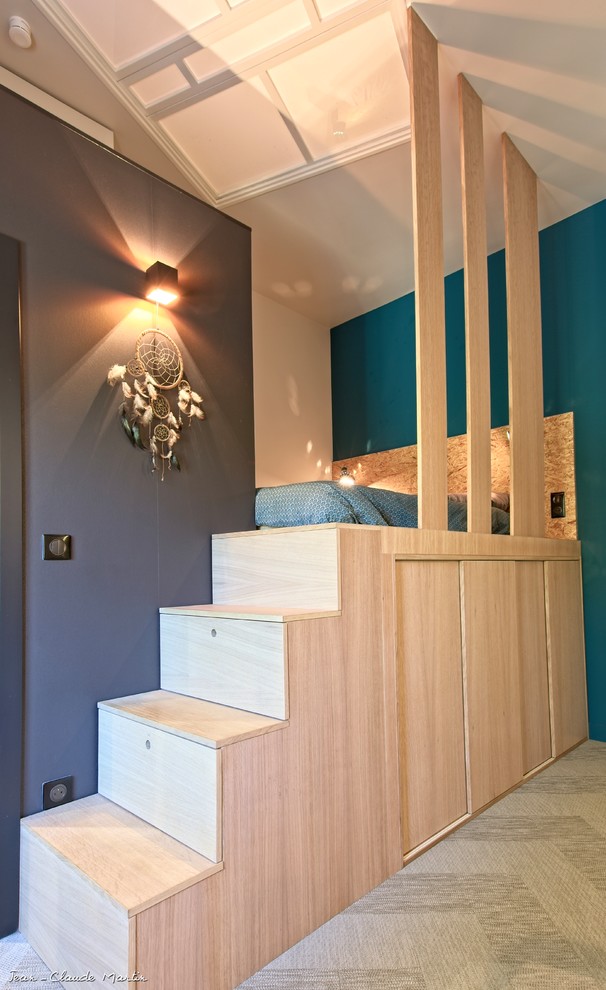 Idee per una piccola camera da letto stile loft minimal con pareti beige, pavimento in vinile, pavimento beige e carta da parati