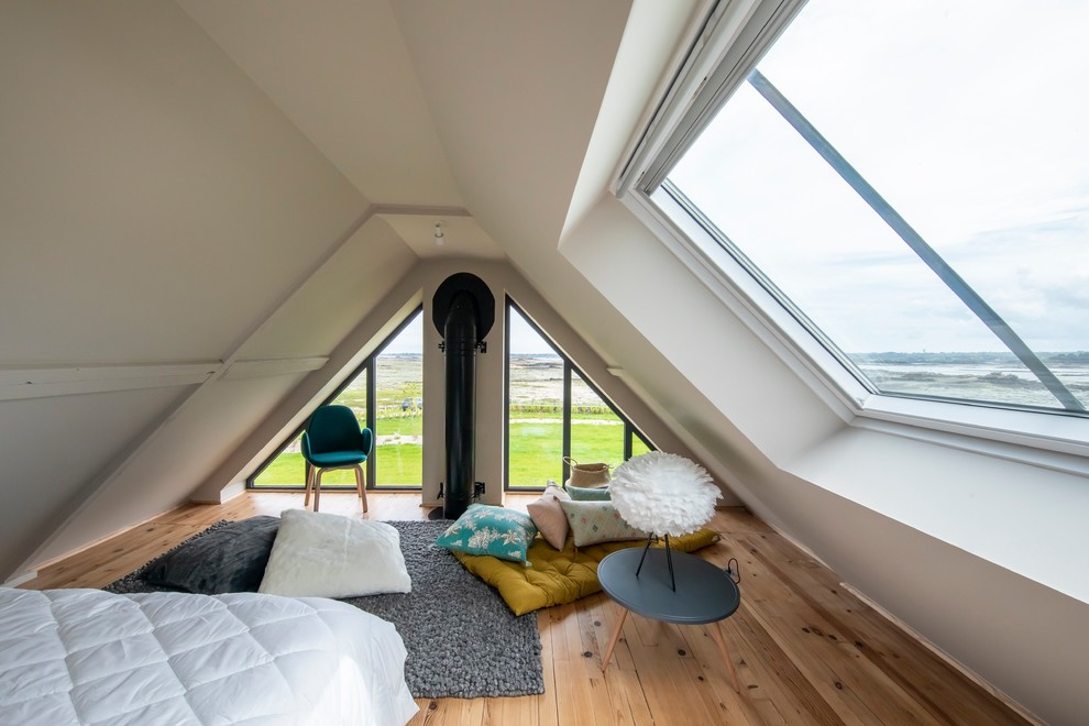 Свежая идея для дизайна: гостевая спальня (комната для гостей) в современном стиле с светлым паркетным полом - отличное фото интерьера