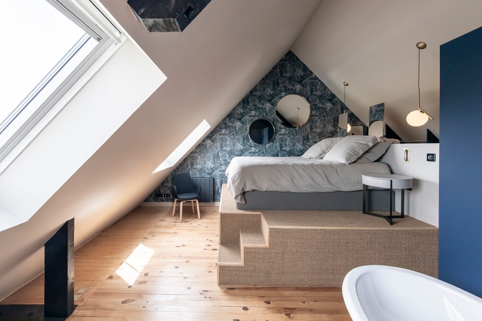 Diseño de habitación de invitados actual sin chimenea con paredes blancas, suelo de madera en tonos medios y suelo beige
