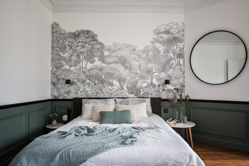 Свежая идея для дизайна: большая хозяйская спальня в современном стиле с зелеными стенами, светлым паркетным полом и коричневым полом - отличное фото интерьера