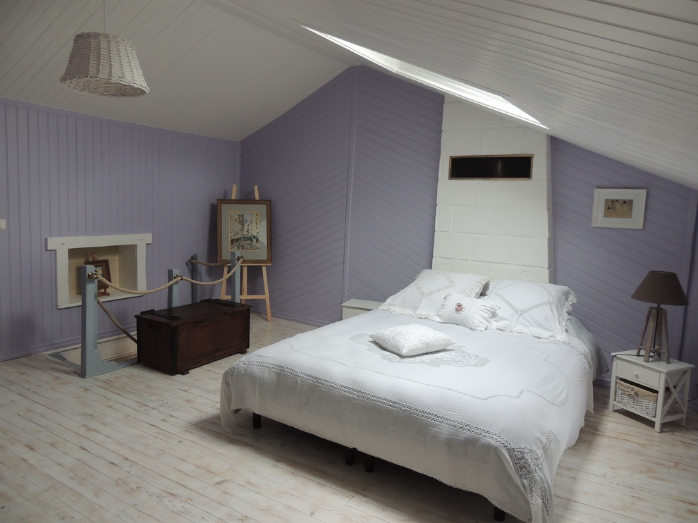Immagine di una camera da letto shabby-chic style di medie dimensioni con pavimento in legno verniciato e pavimento bianco