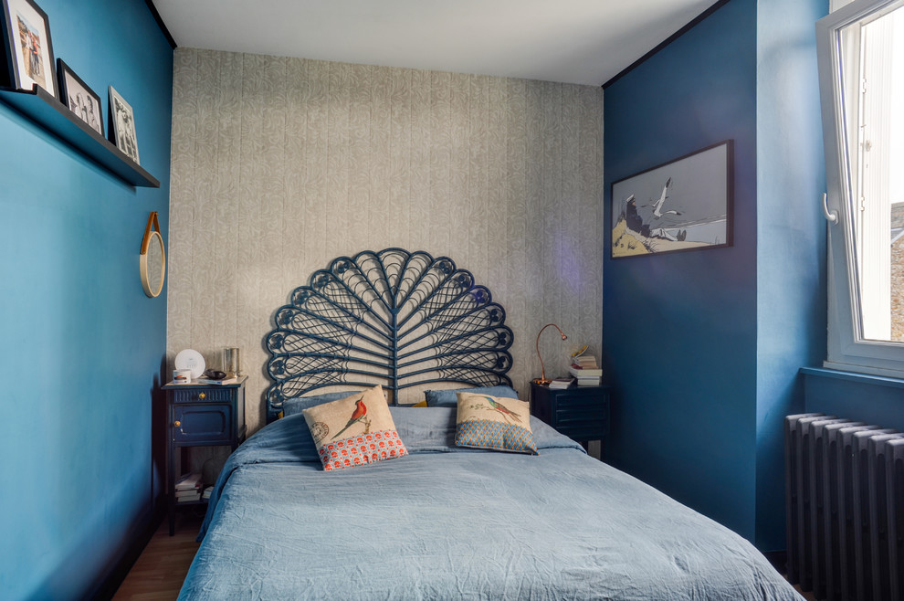 Источник вдохновения для домашнего уюта: хозяйская спальня среднего размера в стиле фьюжн с синими стенами, татами и бежевым полом