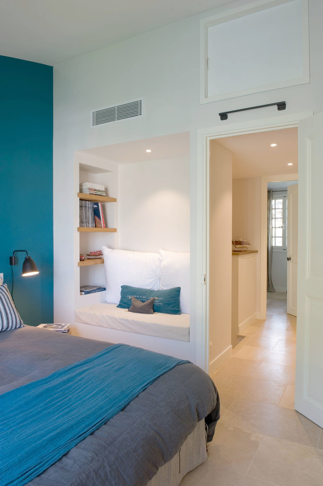 Свежая идея для дизайна: хозяйская спальня среднего размера в современном стиле с разноцветными стенами, полом из терракотовой плитки и бежевым полом - отличное фото интерьера