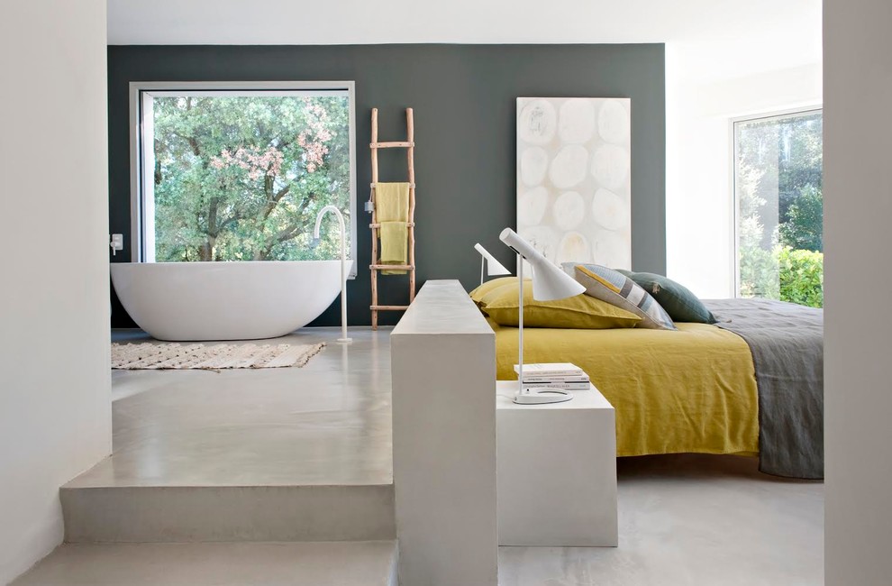 モンペリエにあるコンテンポラリースタイルのおしゃれな寝室 (グレーの壁)