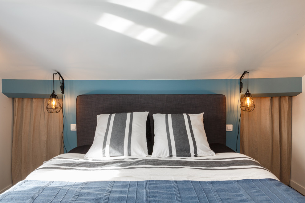 Foto di una camera da letto minimal di medie dimensioni con pareti blu, parquet chiaro e pavimento marrone