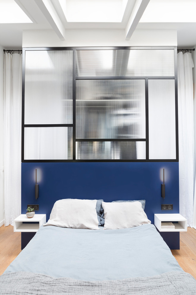 На фото: хозяйская спальня среднего размера в современном стиле с синими стенами, паркетным полом среднего тона и бежевым полом с