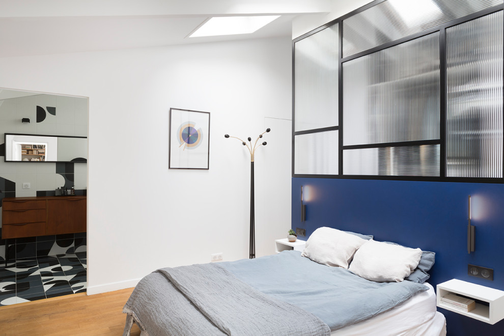 Источник вдохновения для домашнего уюта: хозяйская спальня среднего размера в современном стиле с синими стенами, паркетным полом среднего тона и бежевым полом