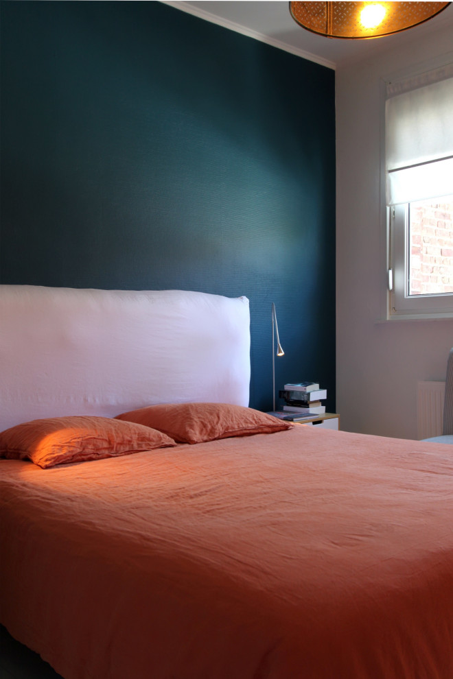 На фото: гостевая спальня среднего размера, (комната для гостей) в средиземноморском стиле с белыми стенами, деревянным полом и белым полом
